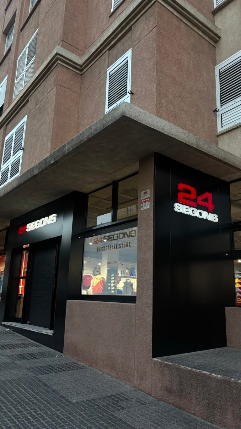 Interior de la tienda 24 Seagons con diseño y branding de IMC