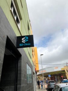 Proyecto de diseño y fabricación de señalética exterior para S2 Clinic, desarrollado para reforzar la visibilidad del centro, mejorar la experiencia del usuario y consolidar su identidad corporativa.