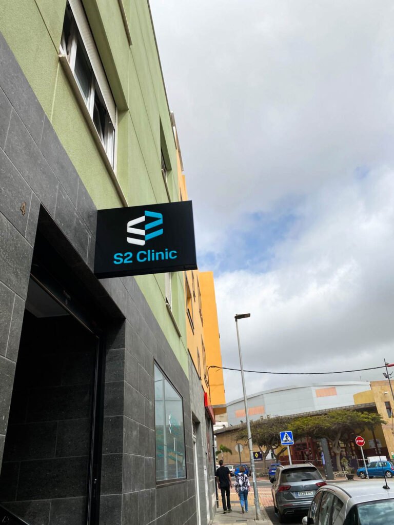 Señalética exterior de S2 Clinic realizada por IMC