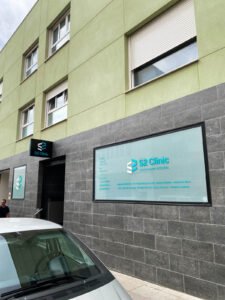 Proyecto de diseño y fabricación de señalética exterior para S2 Clinic