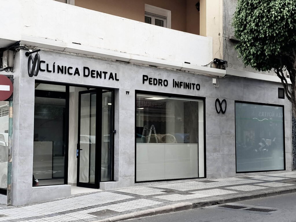Fachada con imagen corporativa de la Clínica Dental Pedro Infinito realizada por IMC