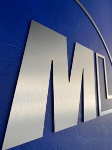 Diseño de identidad visual y corpóreos para Miguel León