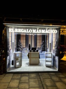 Diseño y Montaje de Caja Navideña Modular para Fund Grube en Mogan Mall