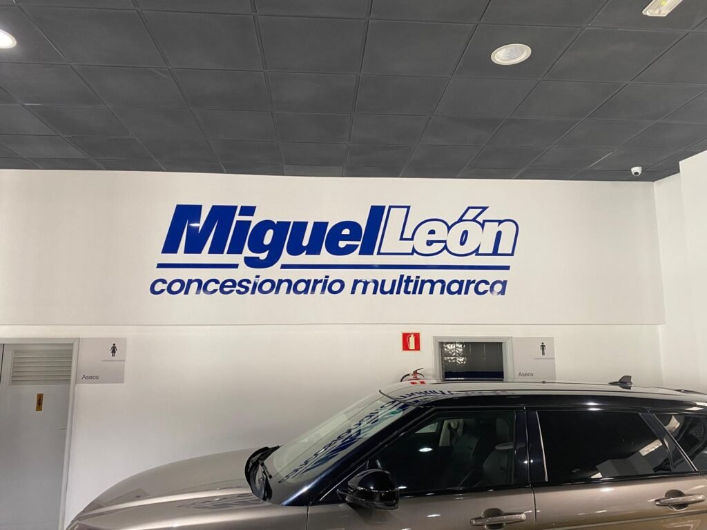 Corpóreos de Miguel León Concesionario Multimarca instalados por IMC