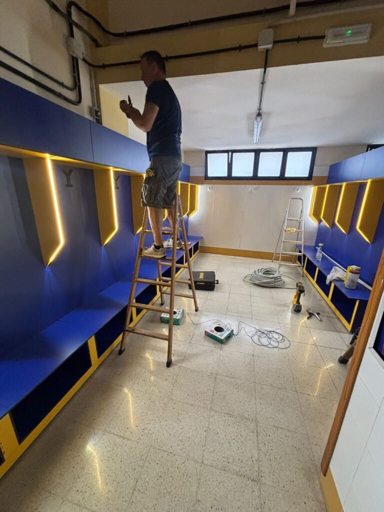 Montaje de vestuarios deportivos personalizados por el equipo de IMC