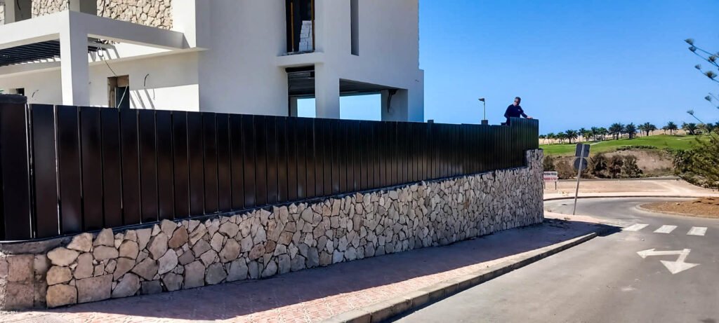 Todo el proceso de fabricación se realizó en nuestras instalaciones. Nuestro equipo se encargó del desarrollo técnico, la preparación de materiales, el ensamblaje de los distintos elementos y los controles de calidad previos a su instalación. Este trabajo previo en taller nos permitió garantizar un montaje preciso y una ejecución eficiente en obra.