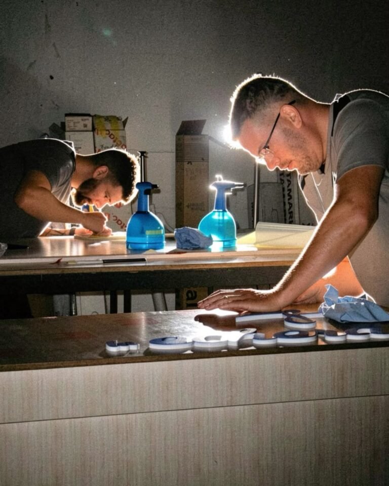 Nuestro equipo trabaja en el ensamblaje y revisión de corpóreos retroiluminados antes de su instalación. Cada pieza se fabrica a medida y se revisa cuidadosamente para garantizar un acabado de máxima calidad.
