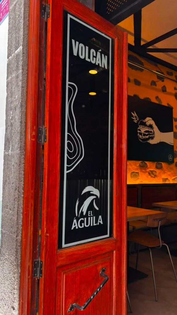 Puerta y rótulo de Volcán Smash Burger realizados por IMC