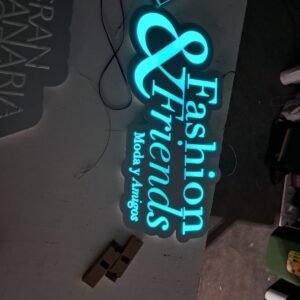 Letras corpóreas iluminadas Fashion & Friends, trabajo de IMC