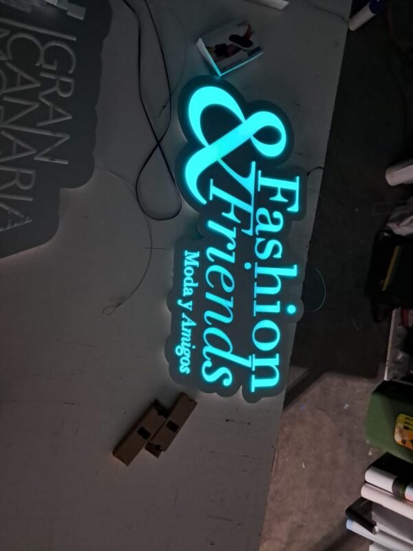 Letras corpóreas iluminadas fabricadas por IMC