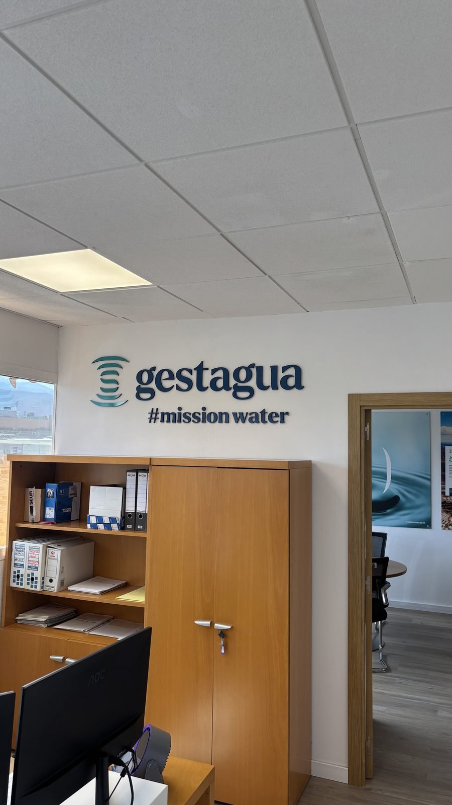 Identidad visual Gestagua aplicada en oficina, trabajo de IMC
