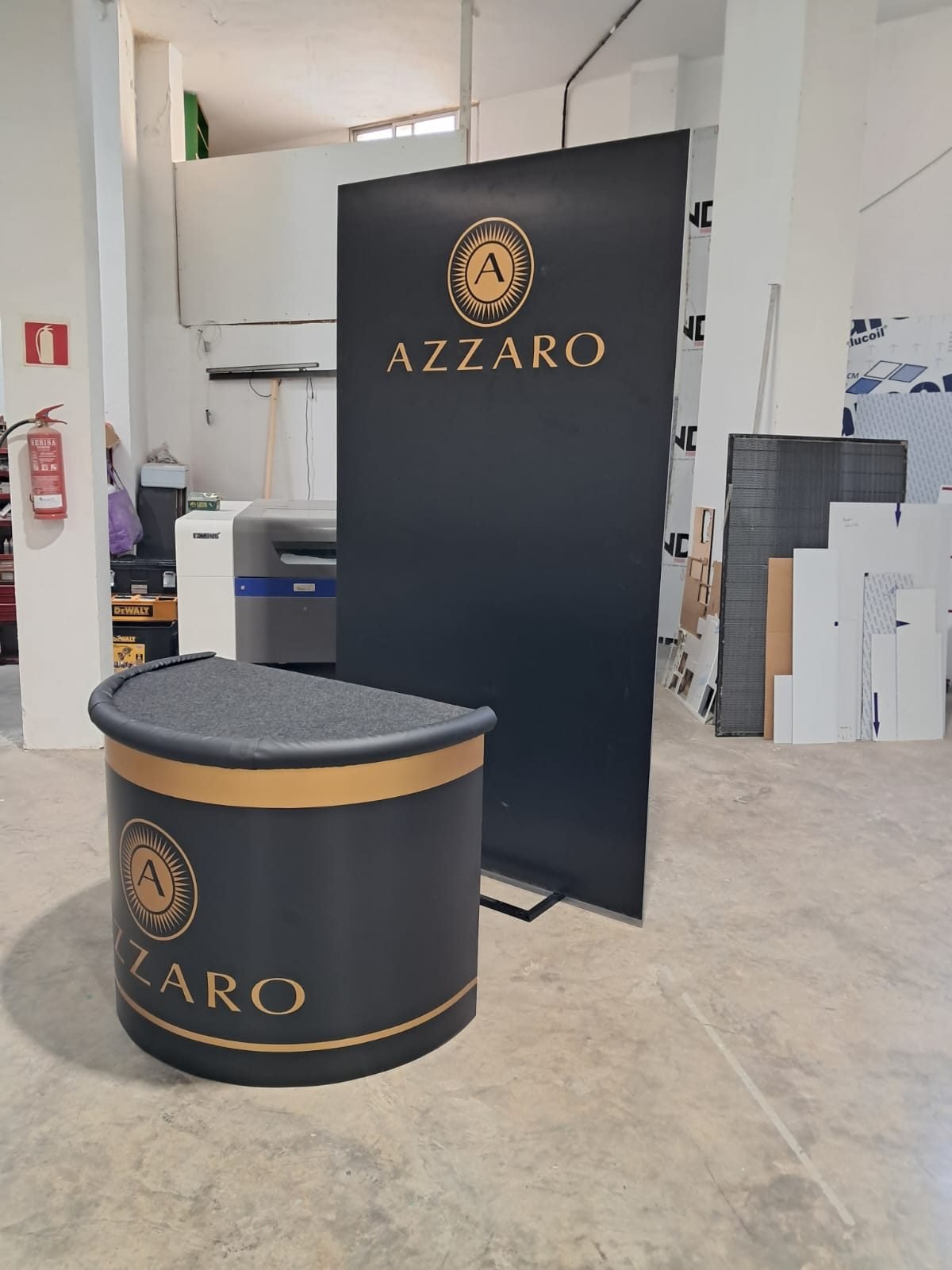 Mostrador y tótem promocional Azzaro, trabajo de IMC